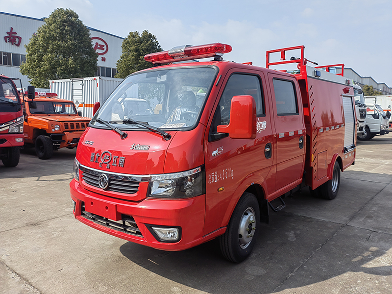 東風(fēng)雙排座藍牌水罐消防車